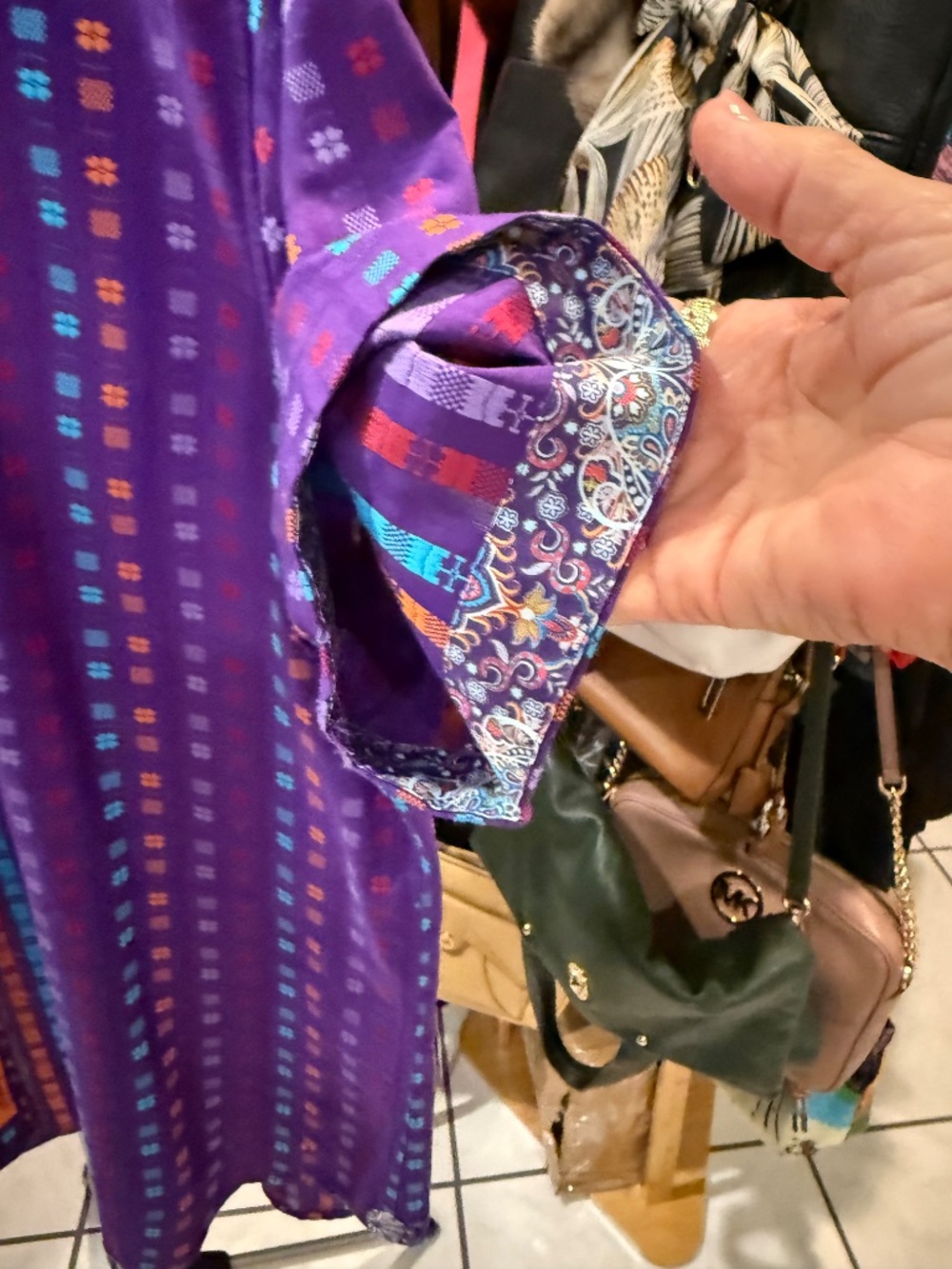 ROBERT GRAHAM ORIGINALS, XL COLLECT THEM ALL - Picture 4 of 9